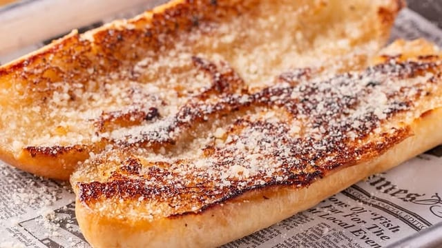 Basket of Garlic Bread.